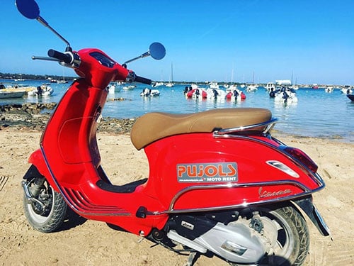 Que hacer en Formentera en un día. Alquila una moto en un coche para moverte con libertad