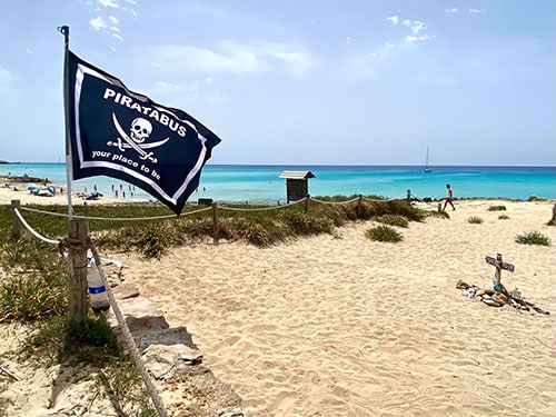 Bandera ondeando en la ubicación del kisoko Pirata Bus en Formentera como homenaje por parte delos antiguos usuarios delchiringuito de playa