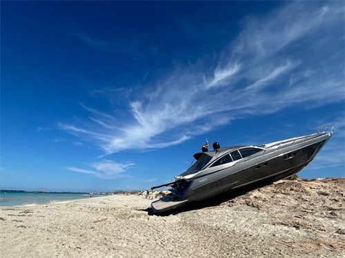 lancha sobre la playa accidente en espalmador formentera junio 2024