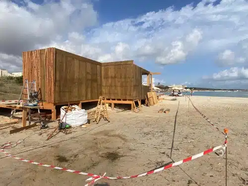Desmontaje y cierre chiringuitos formentera