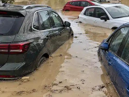 Coches parcialmente sumergidos en agua embarrada tras las inundaciones provocadas por la tormenta Adam en Formentera